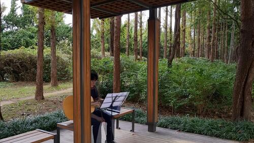 an einem ort – an einem anderen ort